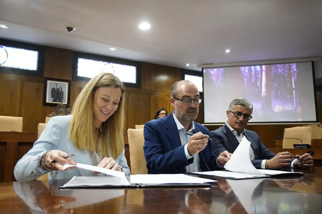 El alcalde de Ponferrada, Marco Morala, junto a la delegada territorial de Endesa en el Noroeste, Mar&iacute;a Giuseppina Biondi, durante la Firma del acuerdo entre ambas instituciones para la cubrici&oacute;n del Canal de Cornatel