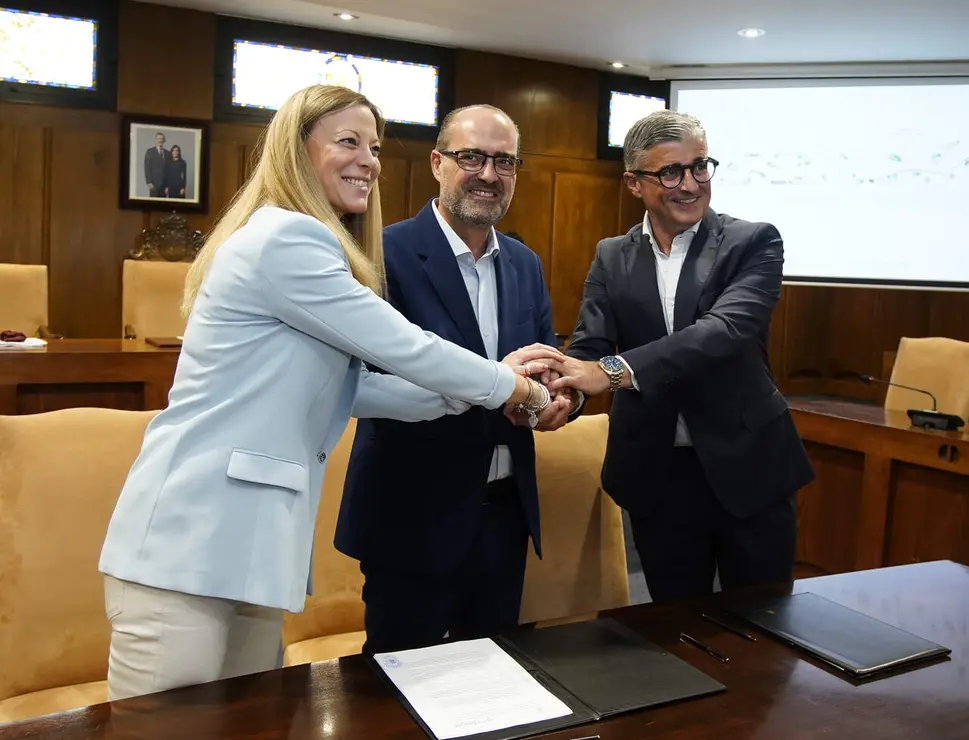 El alcalde de Ponferrada, Marco Morala, junto a la delegada territorial de Endesa en el Noroeste, Mar&iacute;a Giuseppina Biondi, durante la Firma del acuerdo entre ambas instituciones para la cubrici&oacute;n del Canal de Cornatel