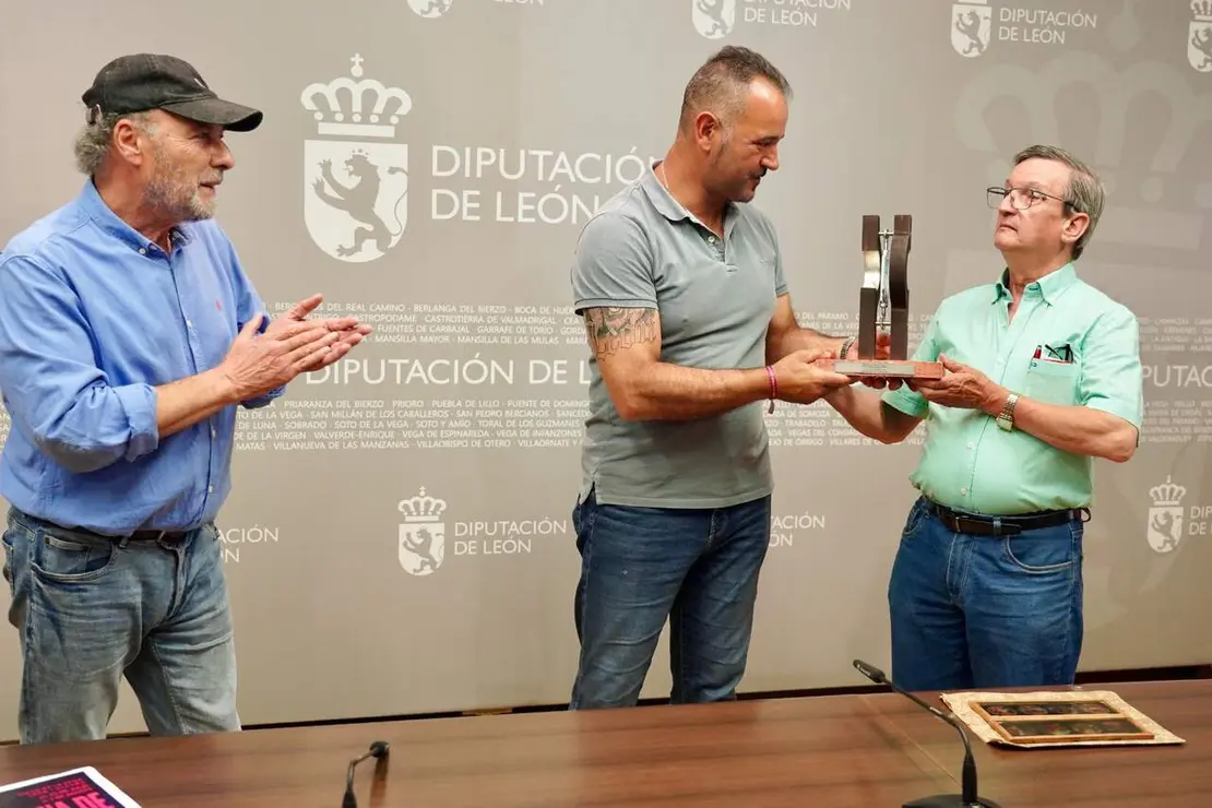 El diputado de Cultura, Arte y Patrimonio, Emilio Mart&iacute;nez, presenta la XIII edici&oacute;n del Festival Luna de Cortos, acompa&ntilde;ado por el director del certamen, Balbino Ferrero, el premiado de esta edici&oacute;n, Miguel P&eacute;rez &lsquo;Tr&eacute;bol&rsquo;, el cineasta Pascual Mar&iacute;n y el alcalde de Riego de la Vega, David Fuertes. Fotos: Campillo