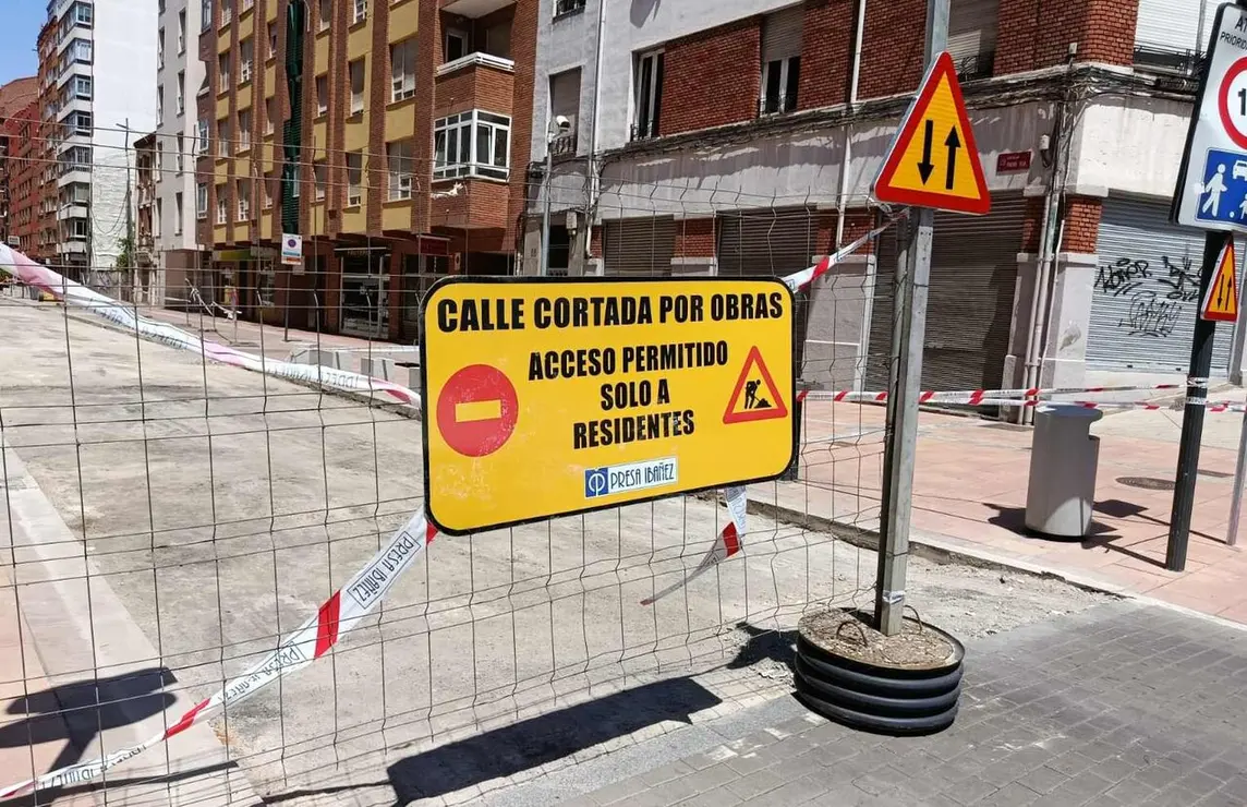 El Ayuntamiento de Le&oacute;n reemplaza por asfalto coloreado las baldosas del tramo entre Dama de Arintero y Obispo Vilaplana en Padre Isla, una actuaci&oacute;n que obligar&aacute; a cortar el tr&aacute;fico durante cinco semanas.