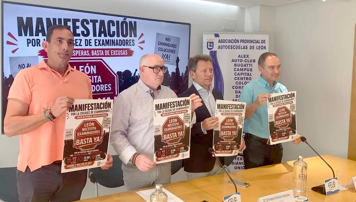 Representantes de Fele y de la Asociaci&oacute;n de Autoescuelas, durante la rueda de prensa de este mi&eacute;rcoles.