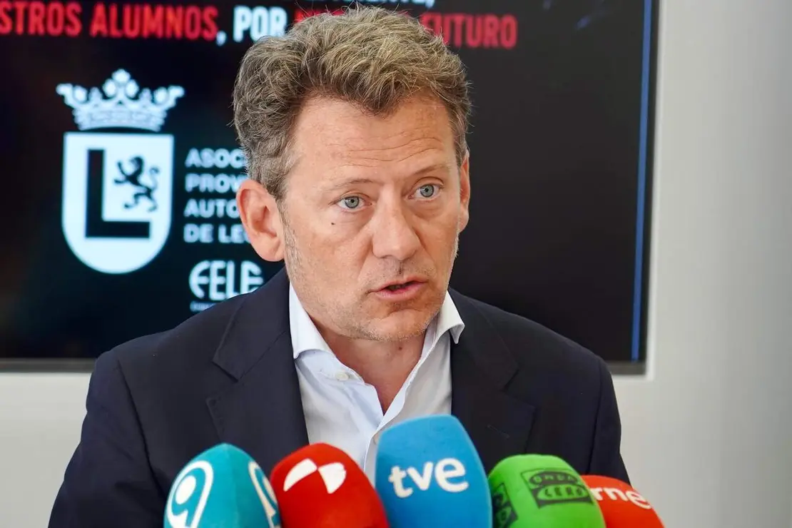 La Asociaci&oacute;n Provincial de Autoescuelas de Le&oacute;n, integrada en la Federaci&oacute;n Leonesa de Empresarios (FELE), comparece para hablar de la situaci&oacute;n que sufre el sector por la falta de examinadores de tr&aacute;fico.
Foto: Carlos S. Campillo