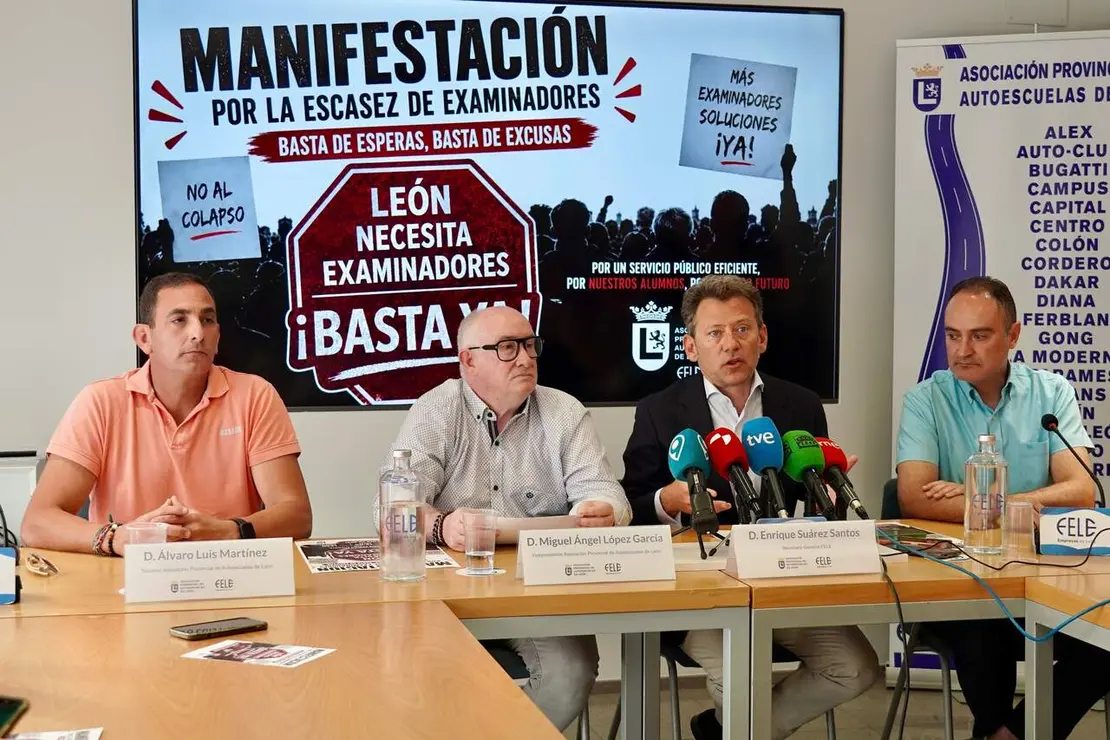 La Asociaci&oacute;n Provincial de Autoescuelas de Le&oacute;n, integrada en la Federaci&oacute;n Leonesa de Empresarios (FELE), comparece para hablar de la situaci&oacute;n que sufre el sector por la falta de examinadores de tr&aacute;fico.
Foto: Carlos S. Campillo