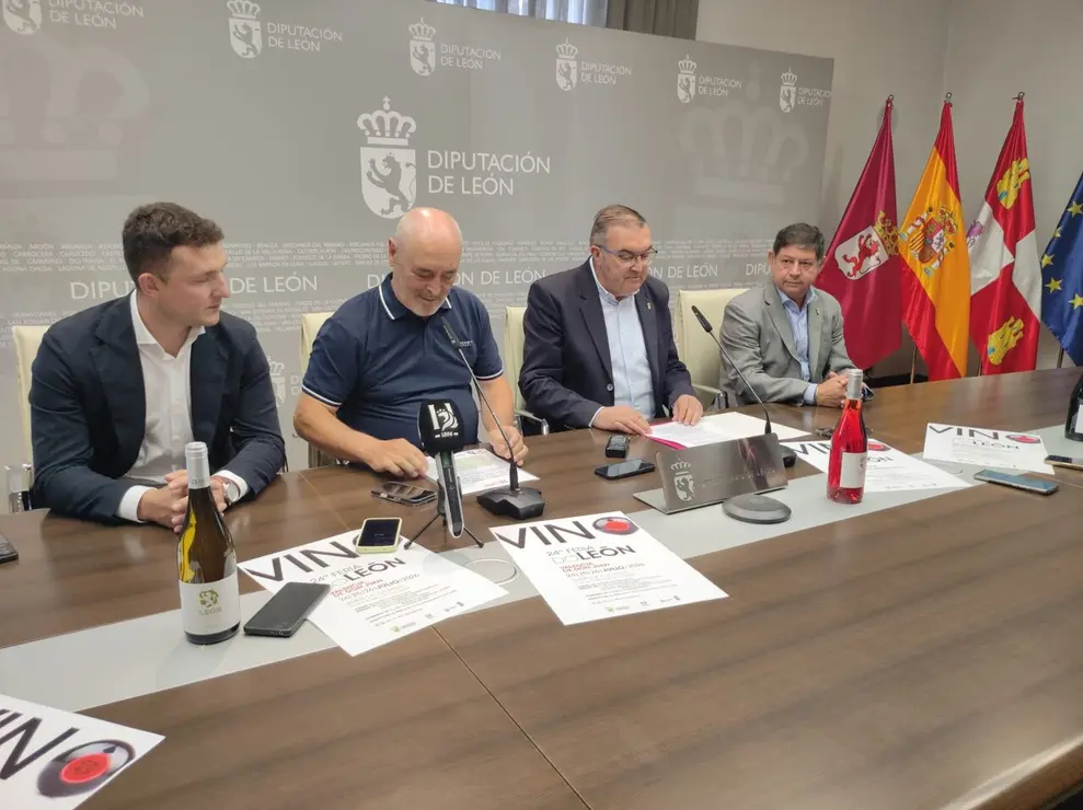El vicepresidente de la Diputaci&oacute;n de Le&oacute;n, Roberto Aller, presenta la 24 Feria del Vino DO Le&oacute;n junto al presidente de la DO, Rafael Blanco, el alcalde de Valencia de Don Juan, Jos&eacute; Jim&eacute;nez, y el concejal de Ferias y diputado provincial, &Aacute;ngel P&eacute;rez.
Foto:&nbsp;Carlos S. Campillo