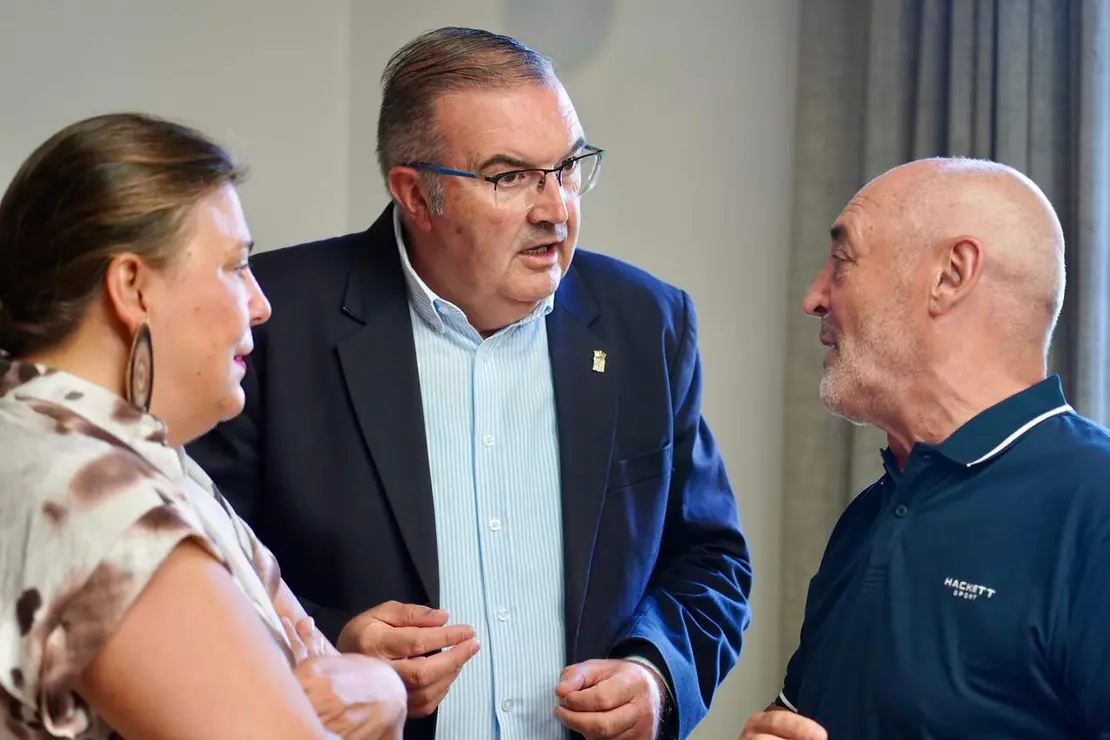 El vicepresidente de la Diputaci&oacute;n de Le&oacute;n, Roberto Aller, presenta la 24 Feria del Vino DO Le&oacute;n junto al presidente de la DO, Rafael Blanco, el alcalde de Valencia de Don Juan, Jos&eacute; Jim&eacute;nez, y el concejal de Ferias y diputado provincial, &Aacute;ngel P&eacute;rez