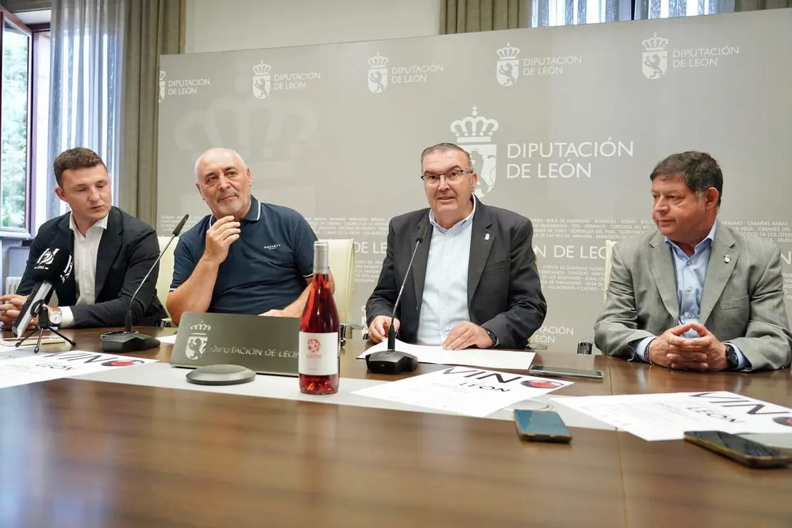 El vicepresidente de la Diputaci&oacute;n de Le&oacute;n, Roberto Aller, presenta la 24 Feria del Vino DO Le&oacute;n junto al presidente de la DO, Rafael Blanco, el alcalde de Valencia de Don Juan, Jos&eacute; Jim&eacute;nez, y el concejal de Ferias y diputado provincial, &Aacute;ngel P&eacute;rez