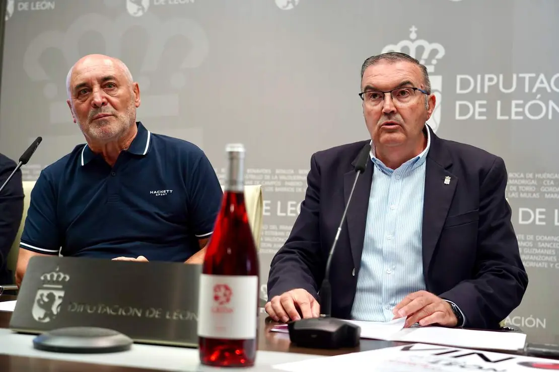 El vicepresidente de la Diputaci&oacute;n de Le&oacute;n, Roberto Aller, presenta la 24 Feria del Vino DO Le&oacute;n junto al presidente de la DO, Rafael Blanco, el alcalde de Valencia de Don Juan, Jos&eacute; Jim&eacute;nez, y el concejal de Ferias y diputado provincial, &Aacute;ngel P&eacute;rez