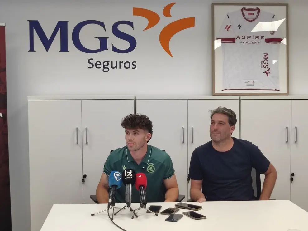 Oier L&oacute;pez junto al entrenador Jandro Castro en su presentaci&oacute;n oficial como nuevo fichaje de la Cultural y Deportiva Leonesa.