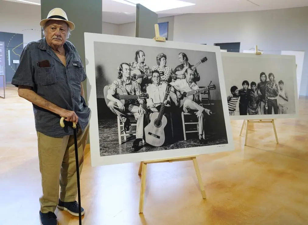 El fot&oacute;grafo Pepe Lamarca, durante la inauguraci&oacute;n de la exposici&oacute;n 'Camar&oacute;n 75 a&ntilde;os' en el festival Bierzo Al Toque. Foto: C&eacute;sar S&aacute;nchez.