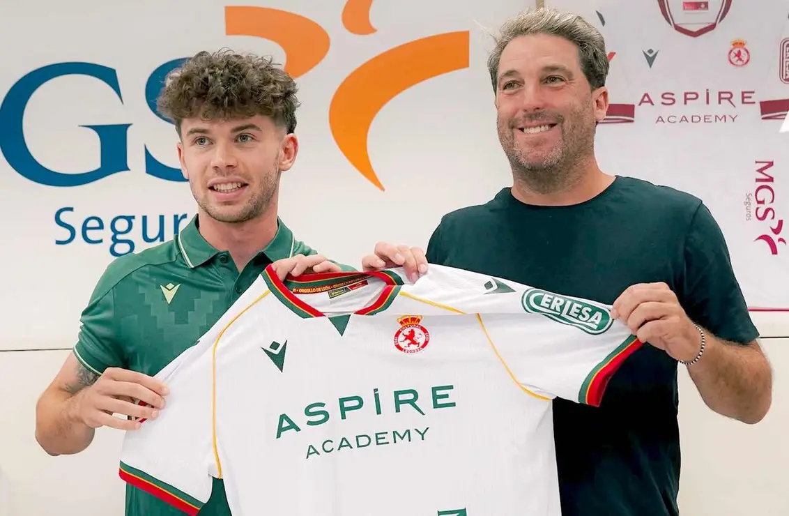 Oier L&oacute;pez junto al director deportivo, Asier Goir&iacute;a,&nbsp; en su presentaci&oacute;n oficial como nuevo fichaje de la Cultural y Deportiva Leonesa.