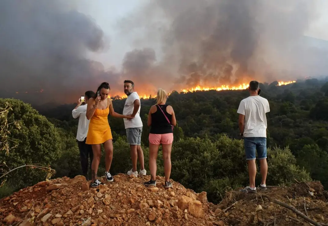 Arde El Bierzo de nuevo. La localidad de Turienzo Casta&ntilde;ero, afectada por el incendio declarado de nivel 2 y el incendio en la localidad de Castropodame. Fotos: C&eacute;sar S&aacute;nchez
