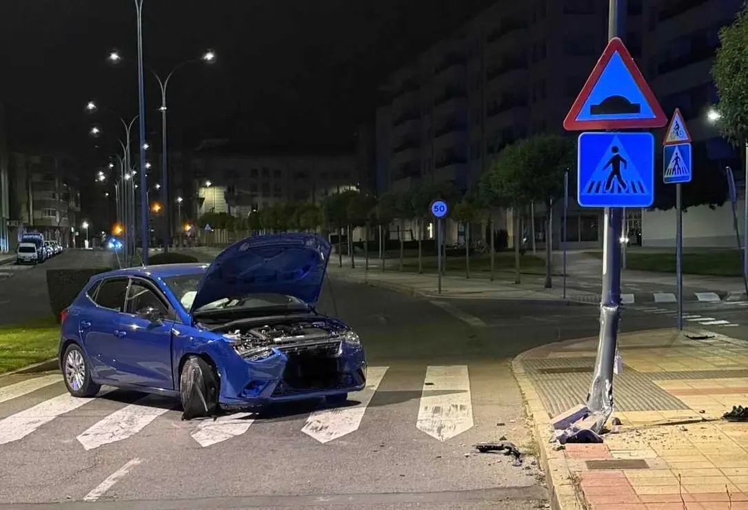 El accidente, ocurrido de madrugada en la calle Jos&eacute; Mar&iacute;a Su&aacute;rez Gonz&aacute;lez, se sald&oacute; &uacute;nicamente con da&ntilde;os materiales y requiri&oacute; la intervenci&oacute;n de la Polic&iacute;a Local.