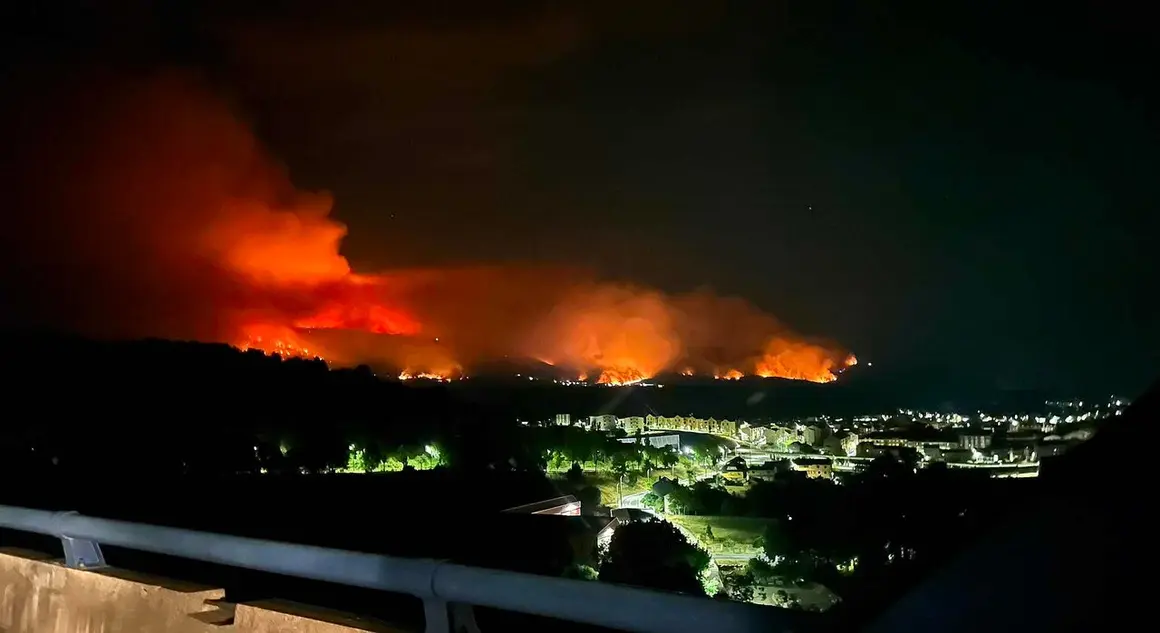 Incendio de Castropodame visto durante la madrugada desde la localidad de Bembibre. Foto: Alfredo