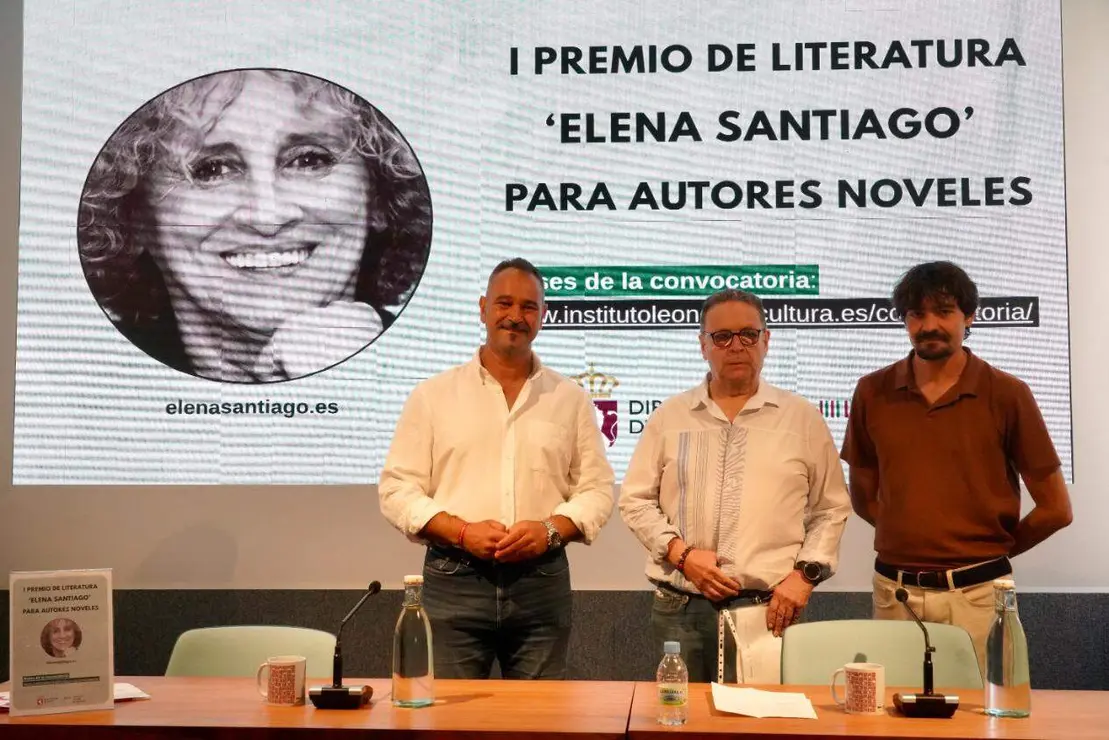 El diputado de Cultura, Arte y Patrimonio, Emilio Mart&iacute;nez, y el hijo de la escritora Elena Santiago, Pablo Garc&iacute;a, presentan el I Premio de Narrativa Elena Santiago. Junto a ellos, el coordinador del ILC, Emilio Gancedo. Foto: Campillo.