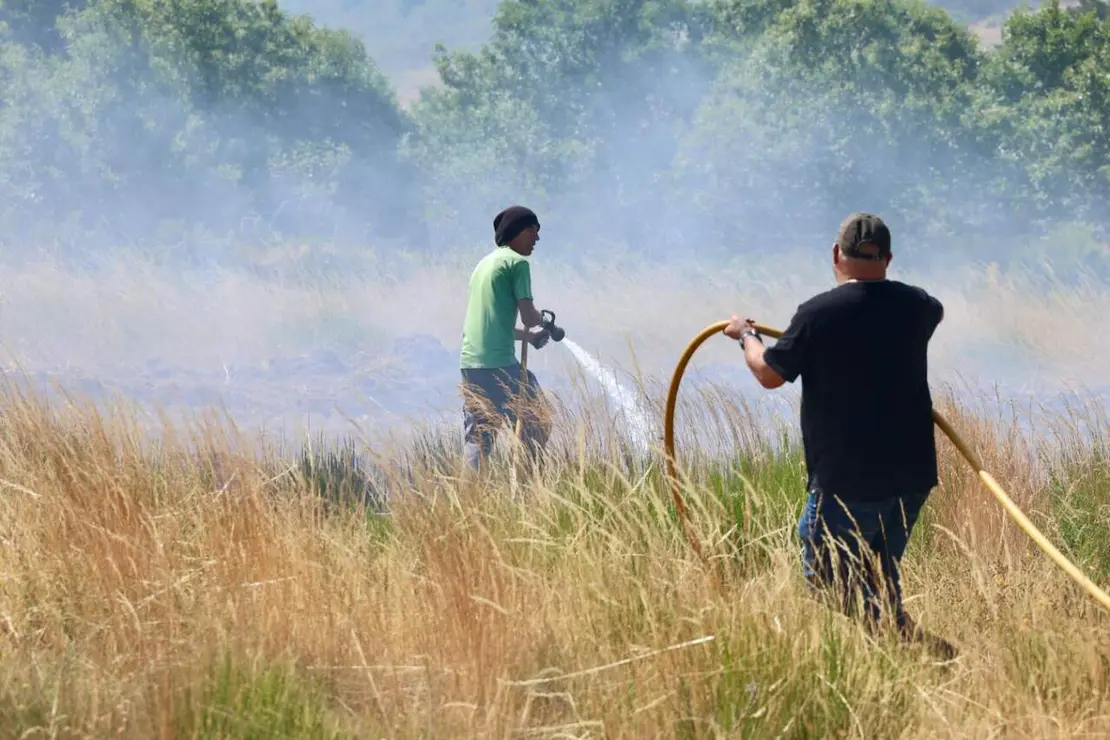 Incendio forestal de Murias de Ponjos (Le&oacute;n), en el que la Guardia Civil ha desalojado a 36 personas de Andarraso, Rosales y Folloso. Fotos: Campillo