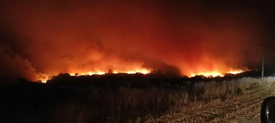 Los equipos de extinci&oacute;n trabajan sin descanso para contener un fuego muy activo en Murias de Ponjos, favorecido por el viento, mientras contin&uacute;a el dispositivo de evacuaci&oacute;n en la zona. Fotos: Campillo