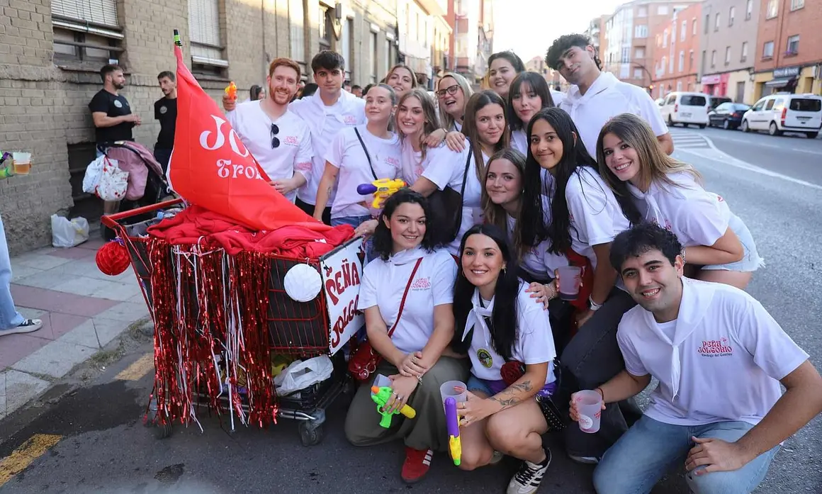 Las pe&ntilde;as recorrieron este viernes seis establecimientos al ritmo de las charangas Parranda y Los + Buscados antes de regresar al Parque de La Era para continuar con las fiestas de Santiago.