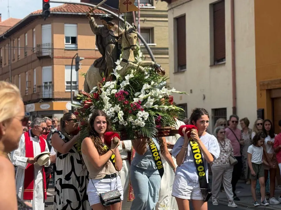 Trobajo del Camino celebra el d&iacute;a grande de las fiestas de Santiago. La procesi&oacute;n y la misa en honor al Ap&oacute;stol marcan una jornada que se completa con actividades infantiles, el certamen de tortillas, un encuentro coral y la verbena.