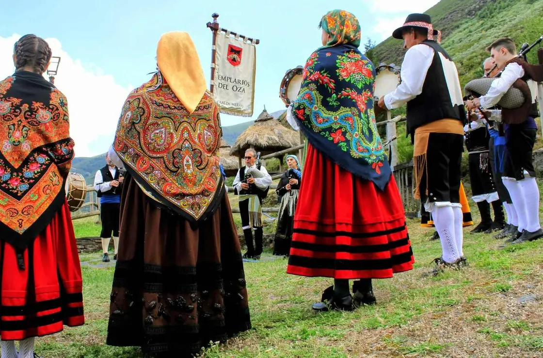 El Castro de Chano, en el municipio berciano de Peranzanes, se convirti&oacute; este fin de semana en el escenario de una nueva demostraci&oacute;n del crecimiento de Entresebes Folk, un festival que en su tercera edici&oacute;n confirm&oacute; su consolidaci&oacute;n como una de las citas culturales m&aacute;s singulares del verano leon&eacute;s. Fotos: Dipuleon