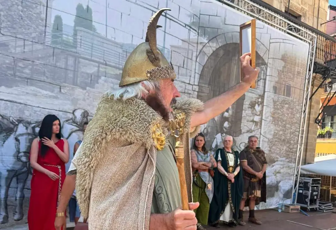La Asociaci&oacute;n de Astures y Romanos de Astorga ha celebrado este domingo el acto institucional de agradecimiento con motivo del 40&ordm; aniversario de la fiesta, un encuentro cargado de emoci&oacute;n y reconocimiento a todas las personas e instituciones que han contribuido a hacer de esta celebraci&oacute;n un referente nacional de la recreaci&oacute;n hist&oacute;rica.