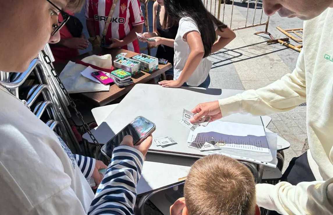 Decenas de ni&ntilde;os se re&uacute;nen junto a sus familias en el coraz&oacute;n del casco hist&oacute;rico de Le&oacute;n para intercambiar cromos de Panini y Adrenalyn del Mundial, una tradici&oacute;n que lleva m&aacute;s de una d&eacute;cada consolid&aacute;ndose como una de las estampas m&aacute;s singulares del verano