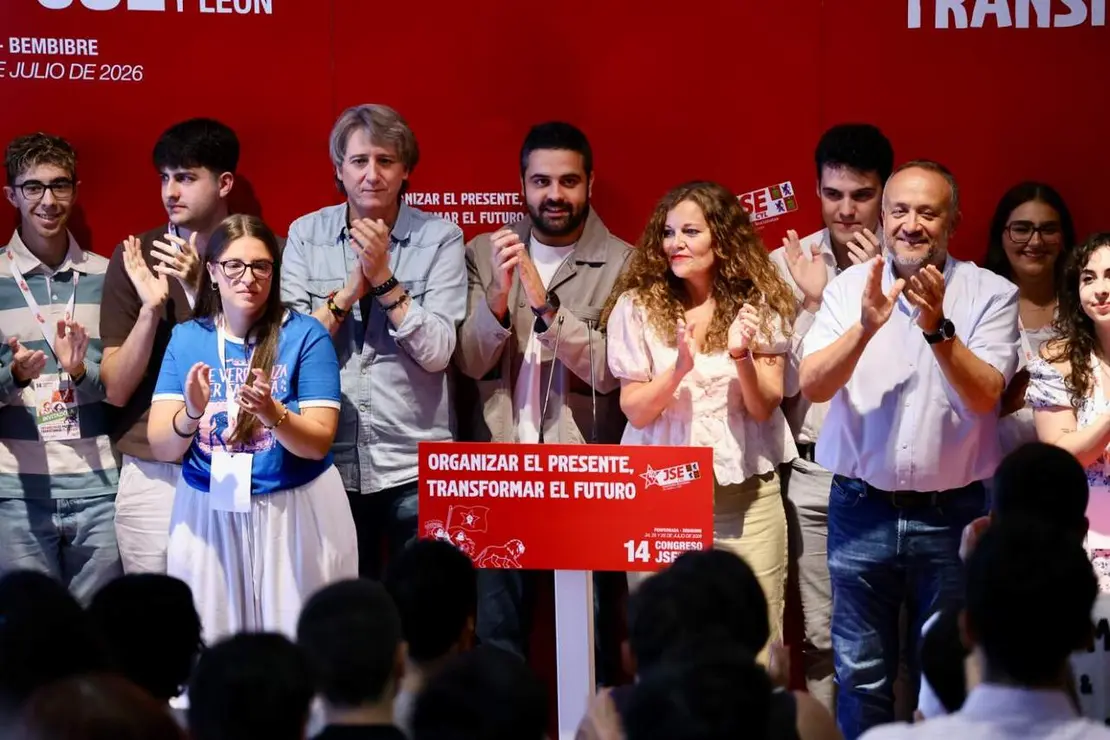 El secretario general del PSOE de Castilla y Le&oacute;n, Carlos Mart&iacute;nez, acude a la clausura del XIV Congreso Auton&oacute;mico de las Juventudes Socialistas junto a la alcaldesa de Bembibre, Silvia Cao, y al secretario general de las Juventudes Socialistas de Le&oacute;n, Alberto Ferrer. Fotos: Campillo