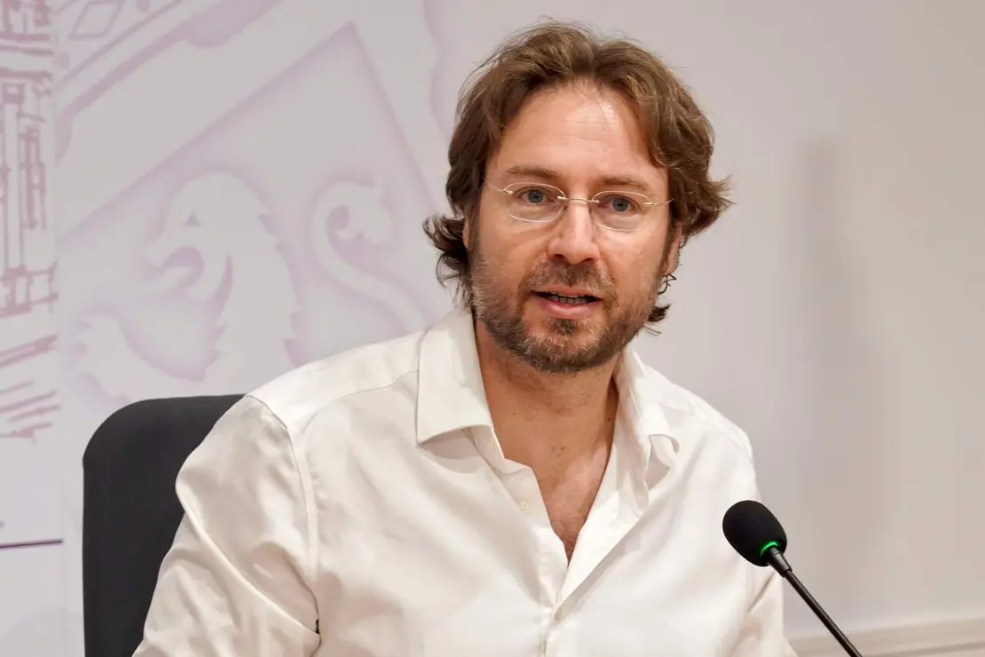La concejala de Acci&oacute;n y Promoci&oacute;n Cultural del Ayuntamiento de Le&oacute;n, Elena Aguado, junto al presidente del Club Leteo y del Festival Palabra, Rafael Saravia, y su coordinador, H&eacute;ctor Escobar, presentan la nueva edici&oacute;n del festival