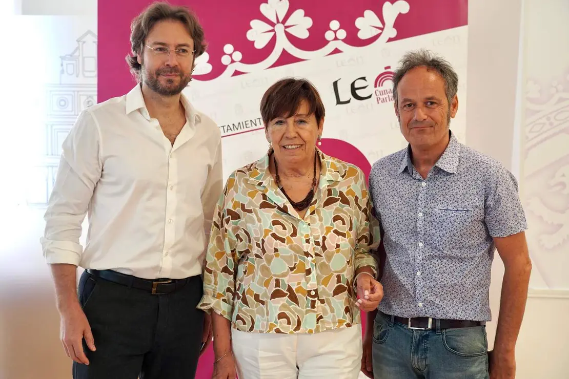 La concejala de Acci&oacute;n y Promoci&oacute;n Cultural del Ayuntamiento de Le&oacute;n, Elena Aguado, junto al presidente del Club Leteo y del Festival Palabra, Rafael Saravia, y su coordinador, H&eacute;ctor Escobar, presentan la nueva edici&oacute;n del festival