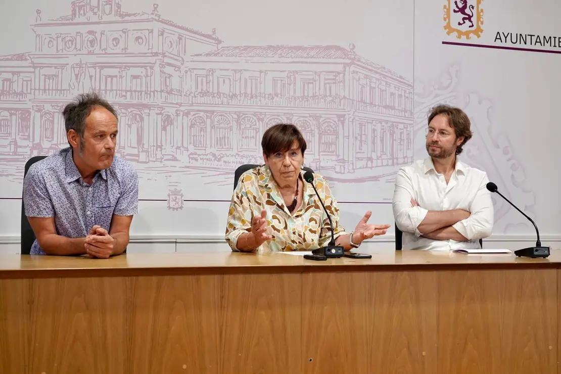 La concejala de Acci&oacute;n y Promoci&oacute;n Cultural del Ayuntamiento de Le&oacute;n, Elena Aguado, junto al presidente del Club Leteo y del Festival Palabra, Rafael Saravia, y su coordinador, H&eacute;ctor Escobar, presentan la nueva edici&oacute;n del festival