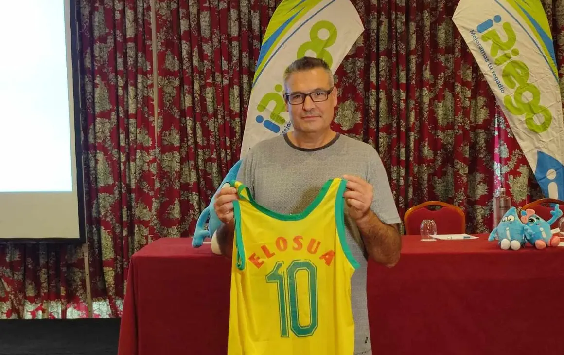 Xavi Fern&aacute;ndez emociona a Le&oacute;n en un reencuentro para la historia. El exjugador del hist&oacute;rico Elos&uacute;a re&uacute;ne a 150 invitados en un multitudinario homenaje que recibi&oacute; cerca de 400 solicitudes de asistencia y revive la edad de oro del baloncesto leon&eacute;s junto a referentes como Pepe Estrada, Gustavo Aranzana, Roberto Herreras o Josines.