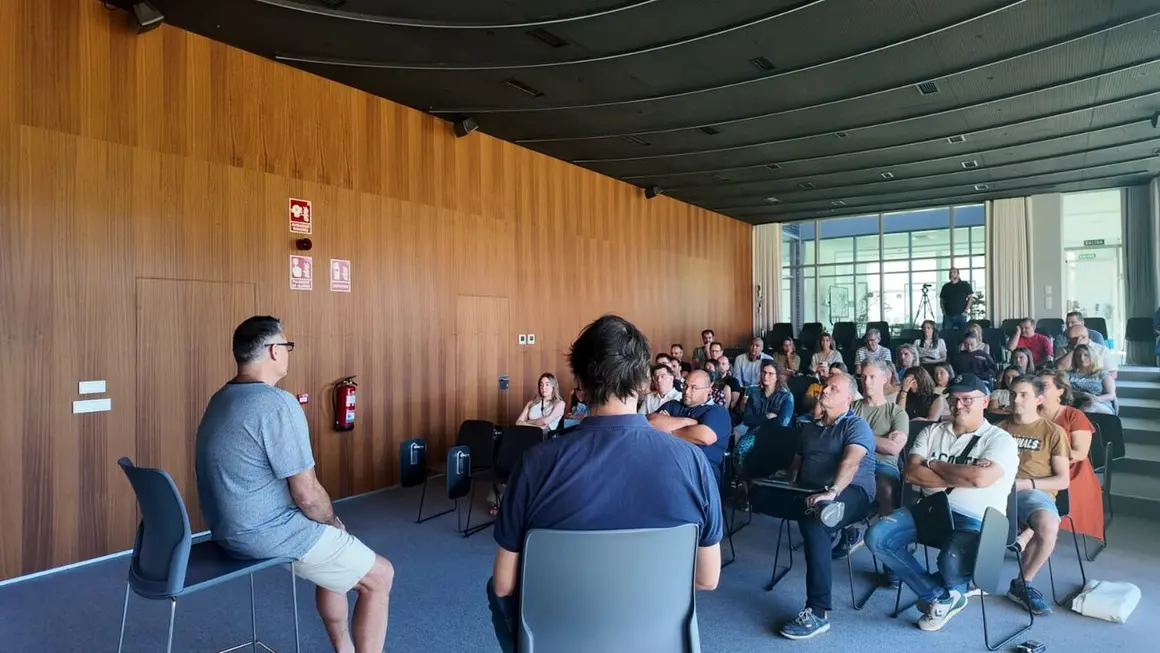 Conferencia de Xavi Fern&aacute;ndez acompa&ntilde;ado por el gerente de iRiego, Paco Fern&aacute;ndez, en el CEBT