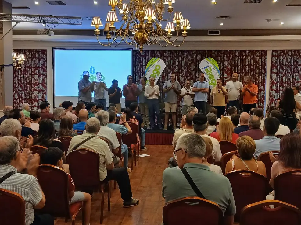 La charla concluy&oacute; con la foto de grupo de Xavi con sus compa&ntilde;eros de equipo