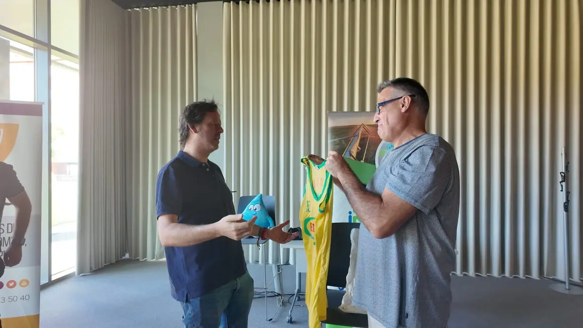 Xavi Fern&aacute;ndez regala su camiseta del ascenso al gerente de iRiego, Paco Fern&aacute;ndez