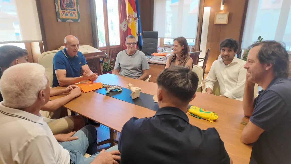 Xavi y su familia fueron recibidos por el alcalde de Le&oacute;n junto al gerente de iRiego, Paco Fern&aacute;ndez