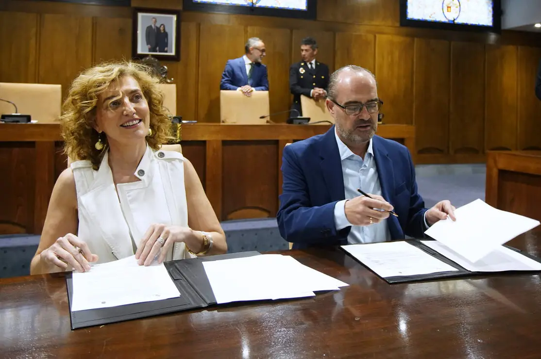 La consejera de Educaci&oacute;n, Mar&iacute;a Pardo &Aacute;lvarez, junto al alcalde de Ponferrada, Marco Morala, durante la firma del convenio de colaboraci&oacute;n para el desarrollo del ciclo formativo de grado medio en Emergencias y Protecci&oacute;n Civil del CIFP de Ponferrada