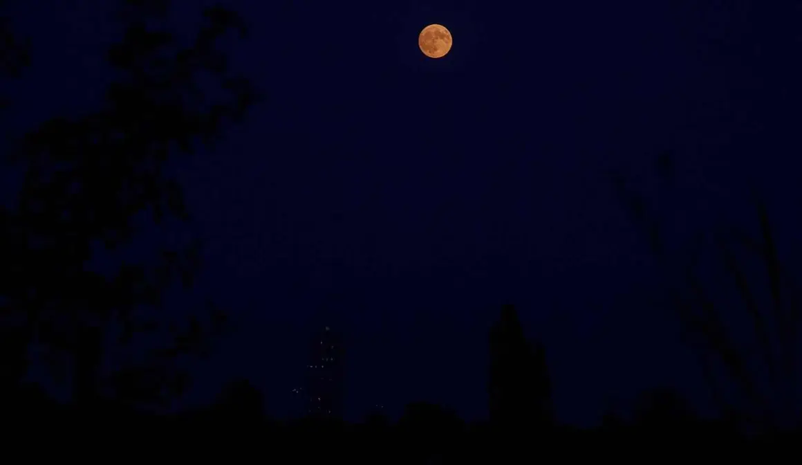 Luna llena te&ntilde;ida de rojo por la calima y el humo de los incendios vista desde El Bierzo