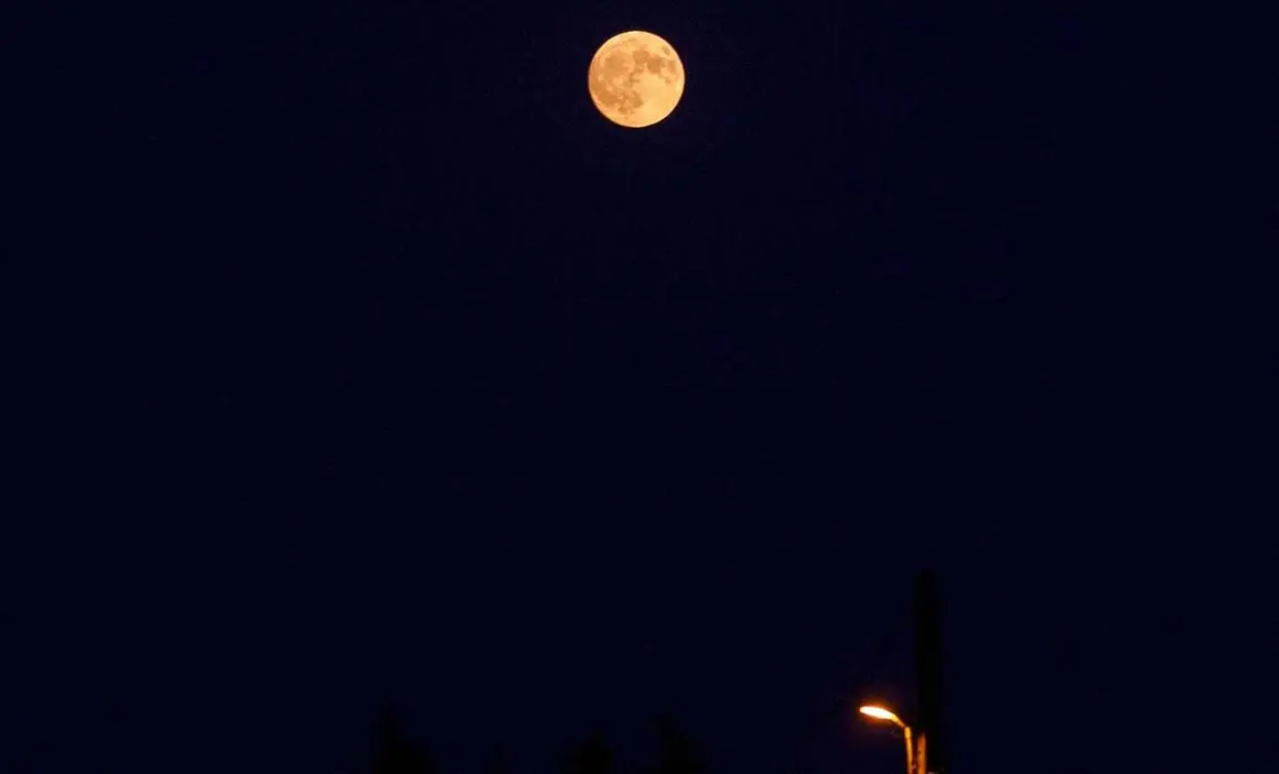 Luna llena te&ntilde;ida de rojo por la calima y el humo de los incendios vista desde El Bierzo