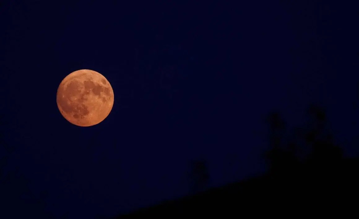 Luna llena te&ntilde;ida de rojo por la calima y el humo de los incendios vista desde El Bierzo