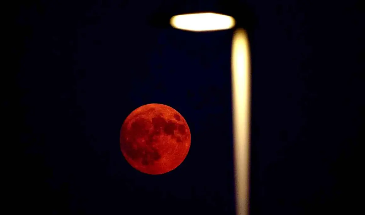 Luna llena te&ntilde;ida de rojo por la calima y el humo de los incendios vista desde El Bierzo
