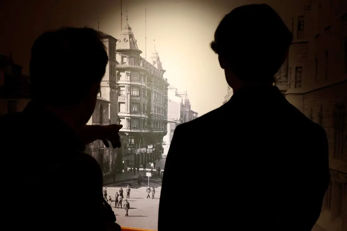 El consejero de Cultura, Turismo y Deporte, Alberto D&iacute;az Pico, y el director general de la Fundaci&oacute;n Obra Social de Castilla y Le&oacute;n, Jos&eacute; Mar&iacute;a Viejo, inauguran la exposici&oacute;n &lsquo;Gaud&iacute; y la Ciudad Moderna&rsquo;, junto a su co-comisario, Carlos Varela
