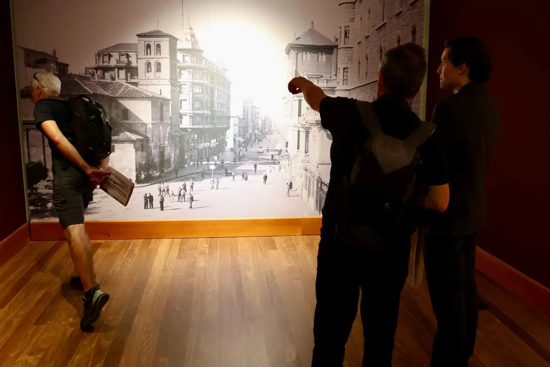 El consejero de Cultura, Turismo y Deporte, Alberto D&iacute;az Pico, y el director general de la Fundaci&oacute;n Obra Social de Castilla y Le&oacute;n, Jos&eacute; Mar&iacute;a Viejo, inauguran la exposici&oacute;n &lsquo;Gaud&iacute; y la Ciudad Moderna&rsquo;, junto a su co-comisario, Carlos Varela