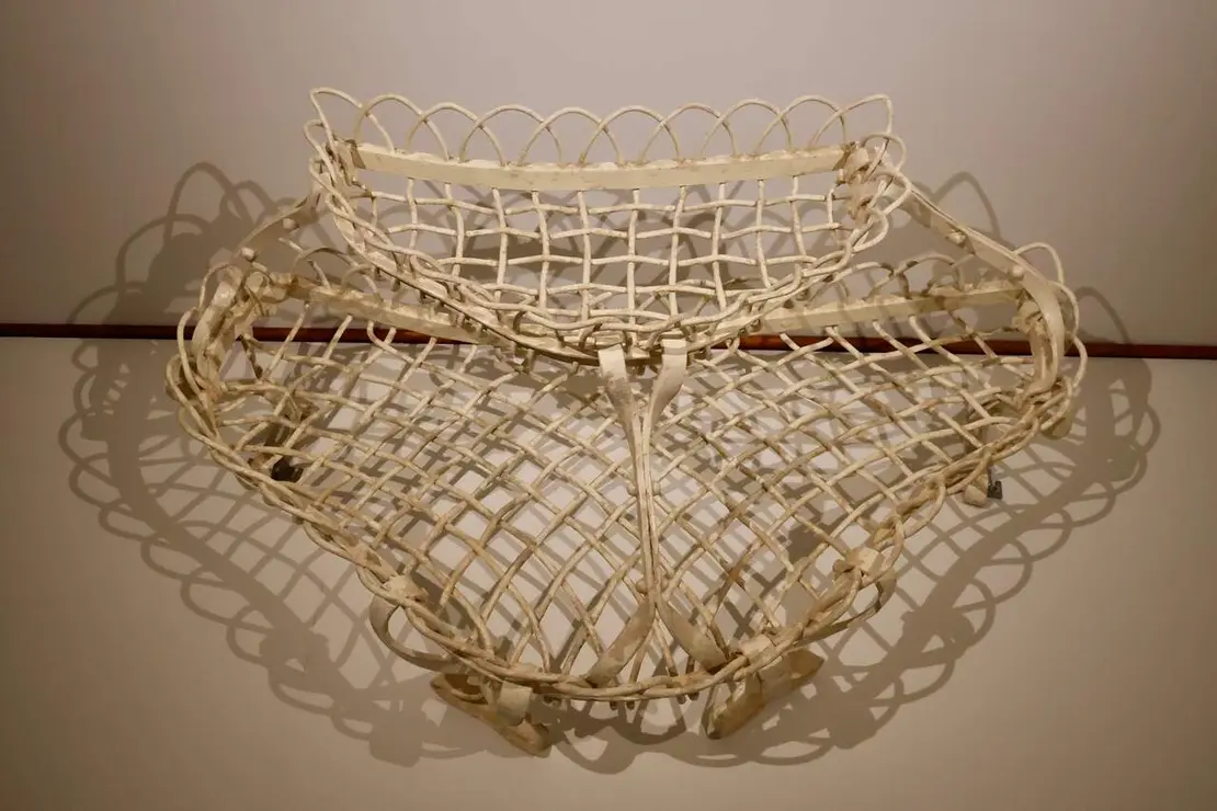 El consejero de Cultura, Turismo y Deporte, Alberto D&iacute;az Pico, y el director general de la Fundaci&oacute;n Obra Social de Castilla y Le&oacute;n, Jos&eacute; Mar&iacute;a Viejo, inauguran la exposici&oacute;n &lsquo;Gaud&iacute; y la Ciudad Moderna&rsquo;, junto a su co-comisario, Carlos Varela