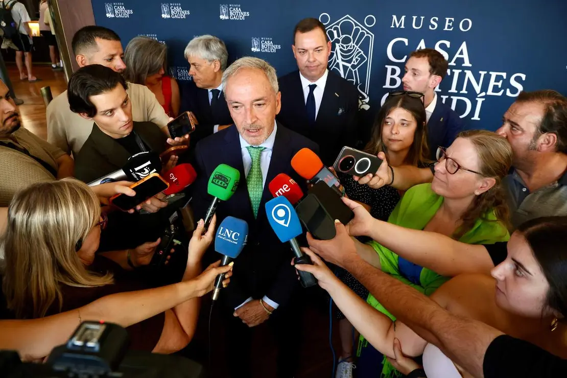 El consejero de Cultura, Turismo y Deporte, Alberto D&iacute;az Pico, y el director general de la Fundaci&oacute;n Obra Social de Castilla y Le&oacute;n, Jos&eacute; Mar&iacute;a Viejo, inauguran la exposici&oacute;n &lsquo;Gaud&iacute; y la Ciudad Moderna&rsquo;, junto a su co-comisario, Carlos Varela