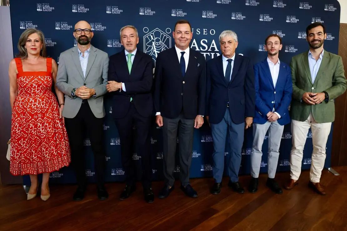El consejero de Cultura, Turismo y Deporte, Alberto D&iacute;az Pico, y el director general de la Fundaci&oacute;n Obra Social de Castilla y Le&oacute;n, Jos&eacute; Mar&iacute;a Viejo, inauguran la exposici&oacute;n &lsquo;Gaud&iacute; y la Ciudad Moderna&rsquo;, junto a su co-comisario, Carlos Varela