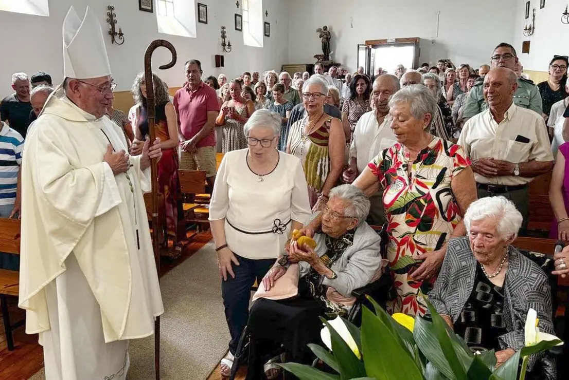 Teresa Fern&aacute;ndez celebra 113 a&ntilde;os arropada por todo Zambroncinos del P&aacute;ramo. La mujer m&aacute;s longeva de Espa&ntilde;a recibe el cari&ntilde;o de sus vecinos en una jornada cargada de emoci&oacute;n que culminar&aacute; esta tarde con la inauguraci&oacute;n de una plaza dedicada a su nombre.