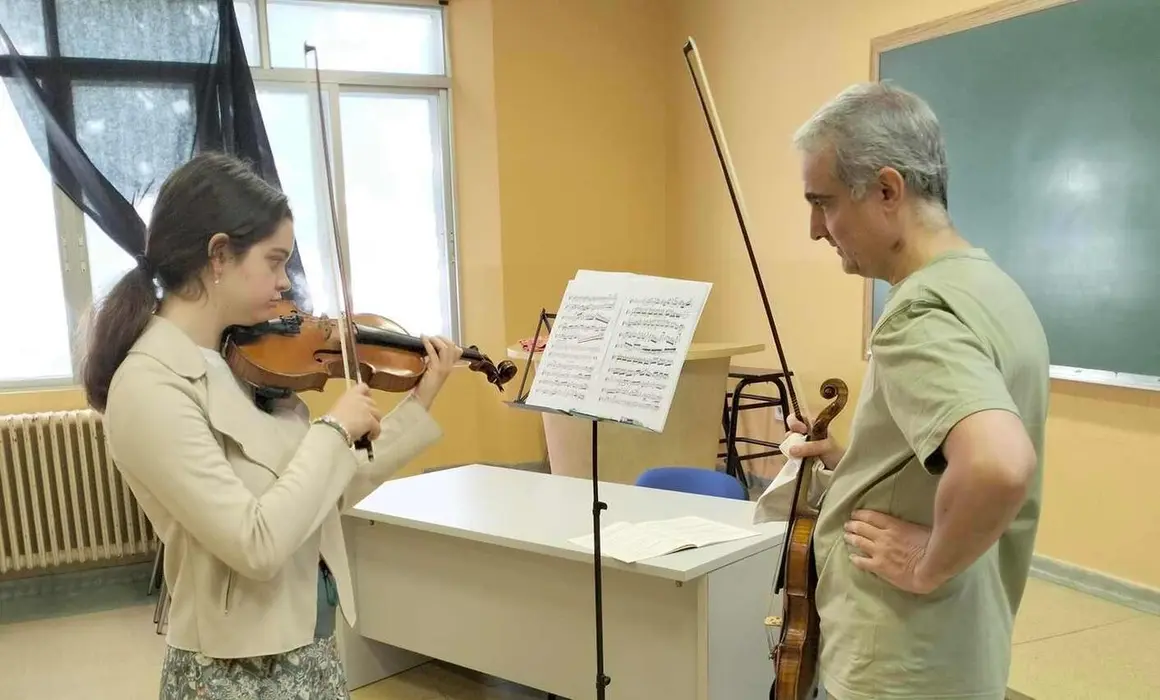 Clase de viol&iacute;n. La m&uacute;sica cl&aacute;sica re&uacute;ne talento nacional en Valencia de Don Juan con su XX Curso Musical. El encuentro de t&eacute;cnica e interpretaci&oacute;n congrega a 68 alumnos y 14 profesores durante una semana de conciertos en localidades como Gordoncillo y Villaquilambre.