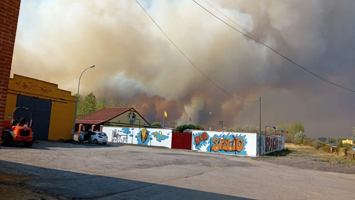 El fuego alcanza el nivel IGR 2 tras un avance explosivo, cruza la N-621 y obliga a reforzar el operativo mientras se mantiene una vigilancia permanente sobre los n&uacute;cleos habitados.