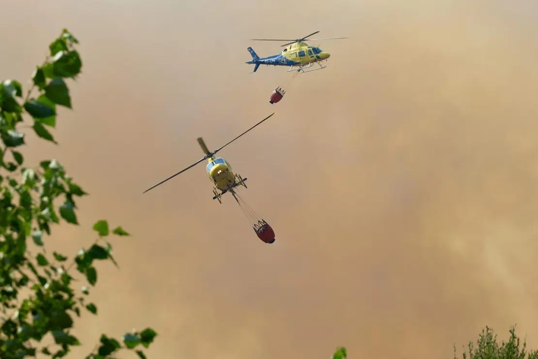 Asciende a nivel dos el incendio de San Cipriano del Condado (Le&oacute;n) y obliga a evacuar a los vecinos. Fotos: Campillo