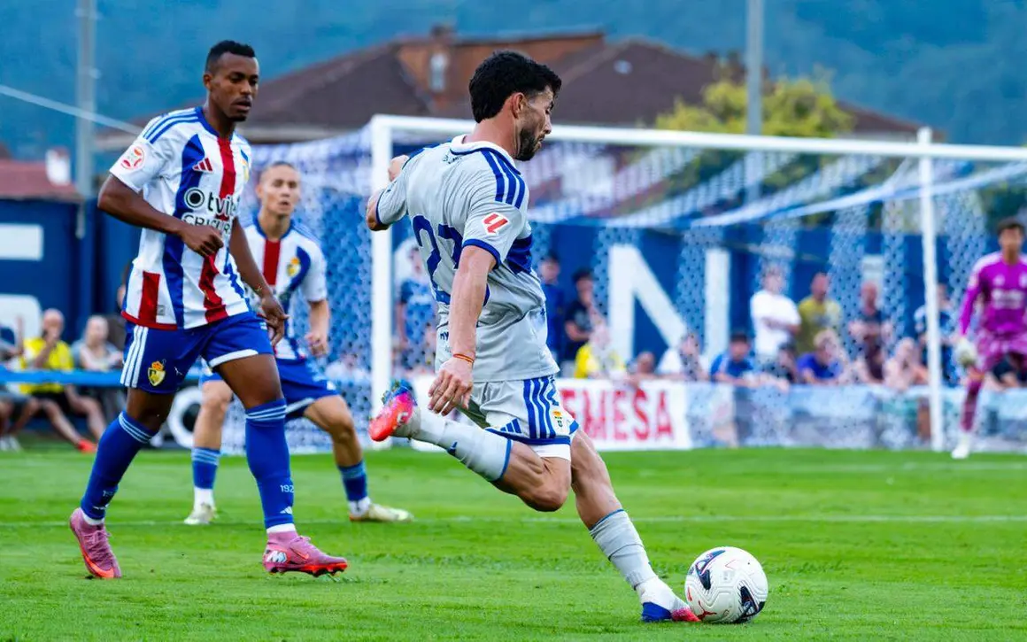 La SD Ponferradina abri&oacute; este mi&eacute;rcoles su calendario de encuentros de preparaci&oacute;n con una derrota por 4-0 frente al Real Oviedo, en un amistoso disputado en el estadio Marqu&eacute;s de la Vega de Anzo, en Grado. El marcador reflej&oacute; la mayor pegada y el ritmo competitivo del conjunto asturiano, que se mostr&oacute; m&aacute;s rodado en el estreno veraniego del equipo berciano.