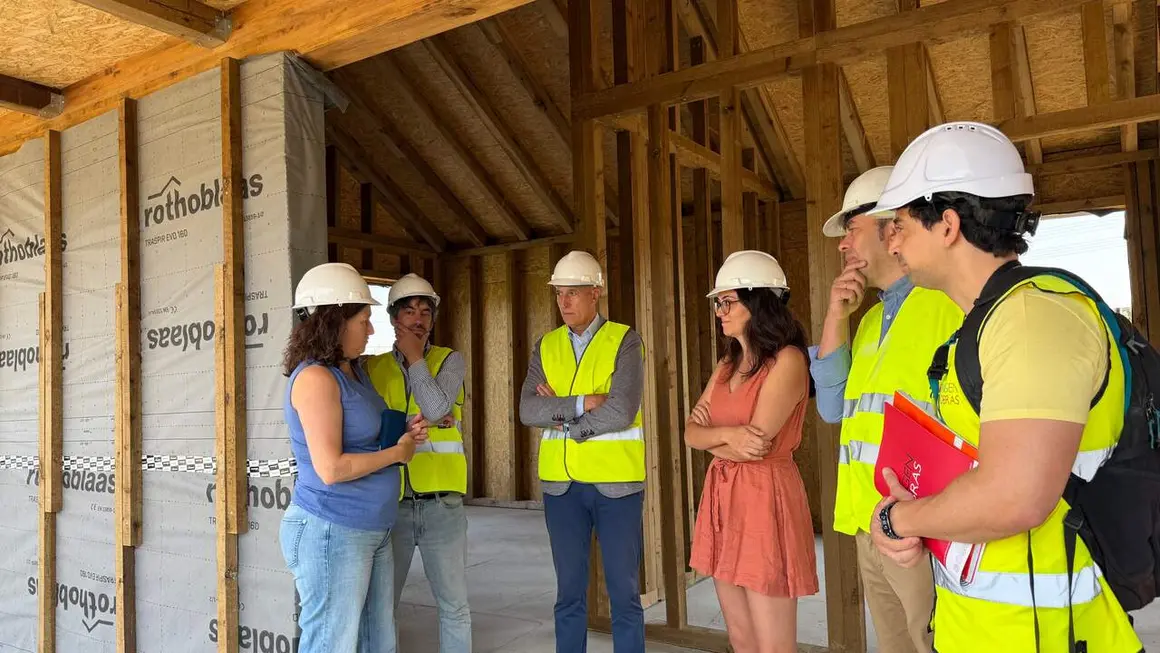 Le&oacute;n levanta un nuevo 'cuartel general' para los Huertos de la Candamia por 285.000 euros.&nbsp;El alcalde de Le&oacute;n, Jos&eacute; Antonio Diez, ha visitado la obra junto a la concejala de Mayores, Lourdes Gonz&aacute;lez, as&iacute; como con t&eacute;cnicos municipales y responsables de las empresas ejecutoras de los trabajos. Foto: Ayto Le&oacute;n.